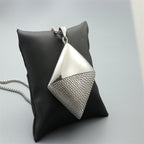 Collier classique au charme intemporel